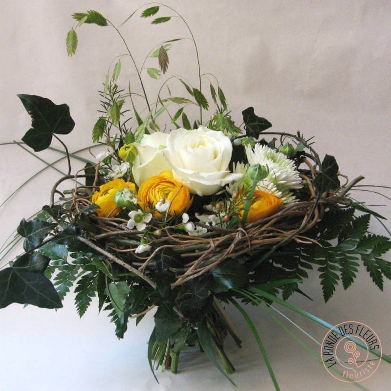 bouquet nid de fleurs blanc jaune