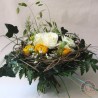 bouquet nid de fleurs blanc jaune