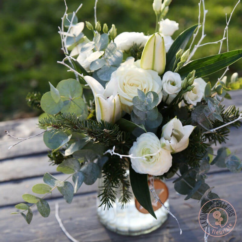 flocon, bouquet rond de fleurs blanches, couleurs hivernales