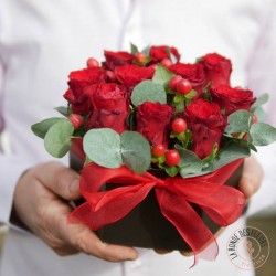 romantique boite fleurie rouge par La Ronde des Fleurs