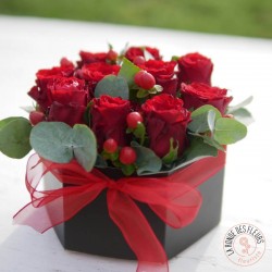 romantique boite fleurie rouge par La Ronde des Fleurs