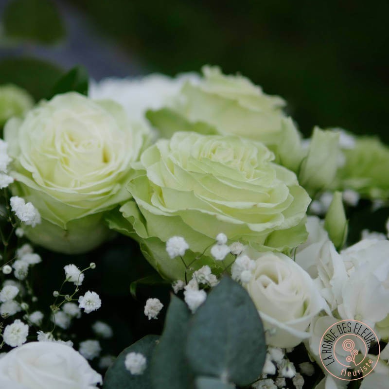 Panier rond de fleurs blanches la ronde des fleurs livraison rennes