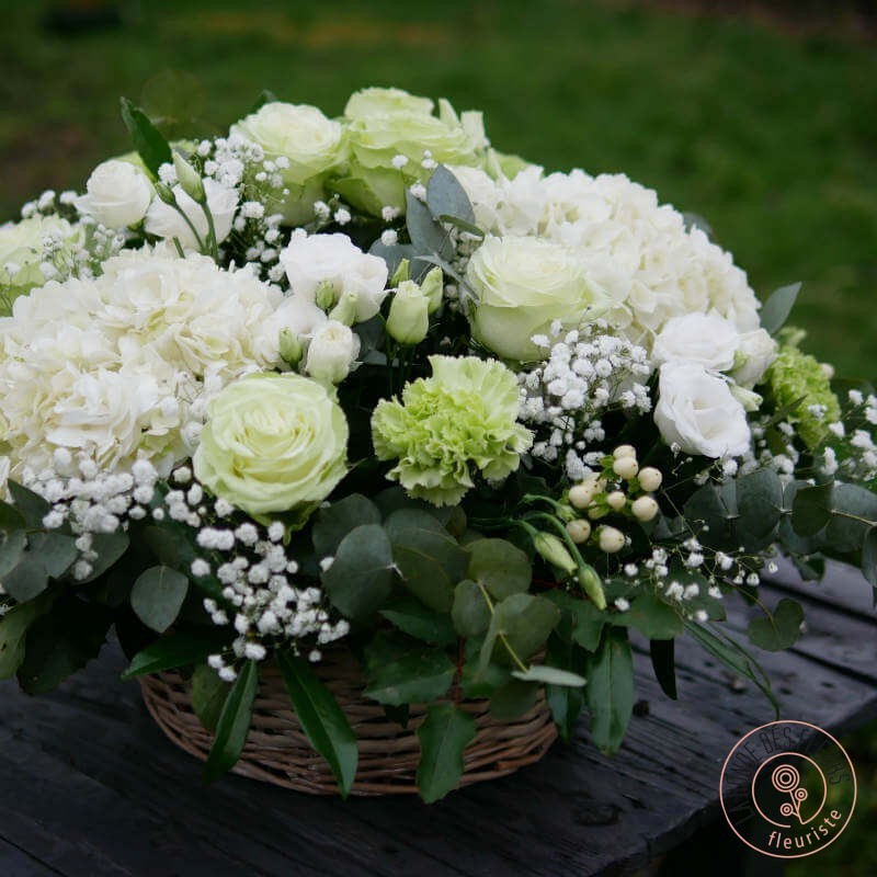 Panier rond de fleurs blanches la ronde des fleurs livraison rennes