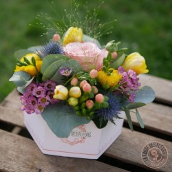 boite la ronde des fleurs garnie de fleurs de printemps
