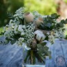 bouquet cocooning de fleurs blanches et eucalyptus destinés à sécher