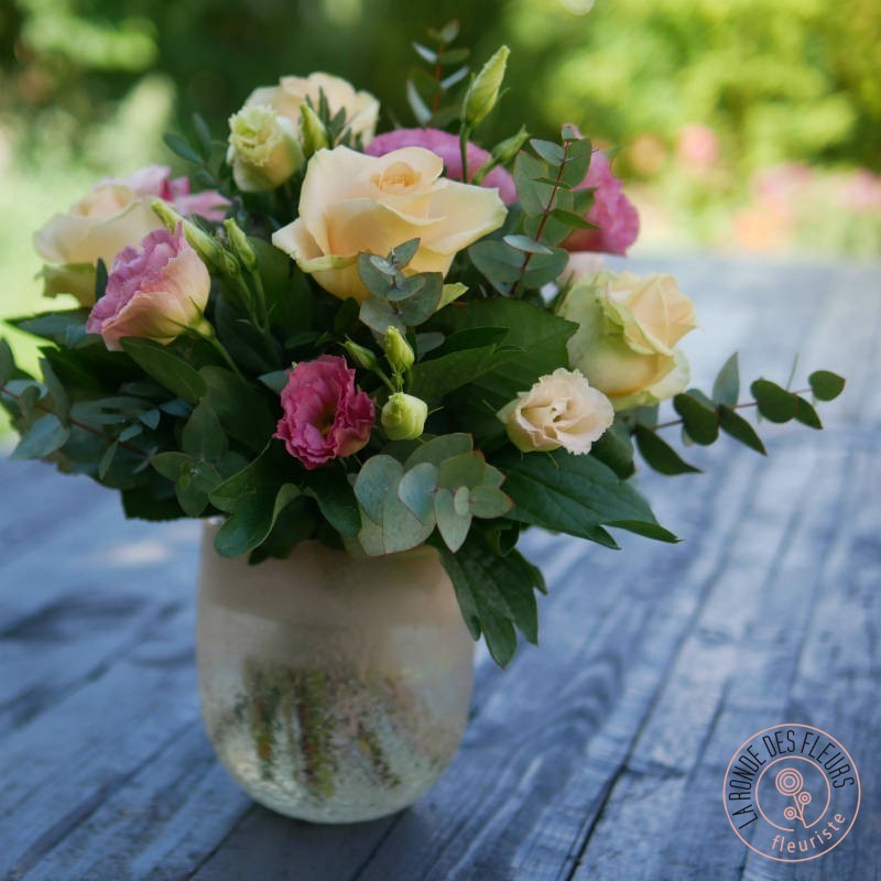 délicatesse bouquet rond de fleurs de saison pêche et rose