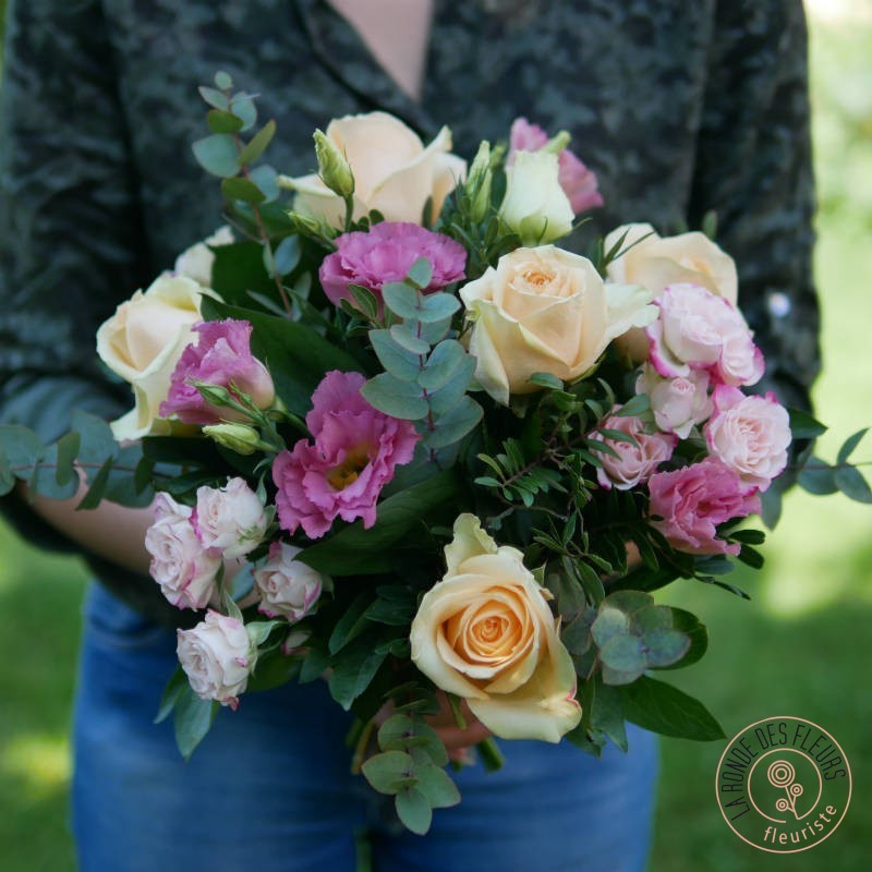 délicatesse bouquet rond de fleurs de saison pêche et rose