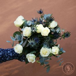 eden bouquet délicat roses blanches, eucalyptus et chardond bleus
