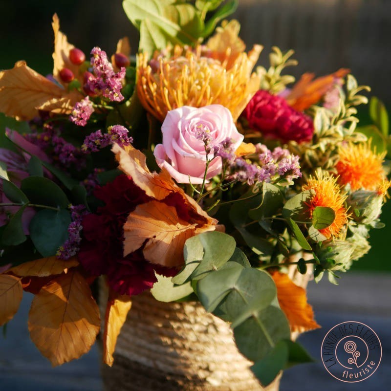 panier ocre composition de fleurs colorées pour offrir