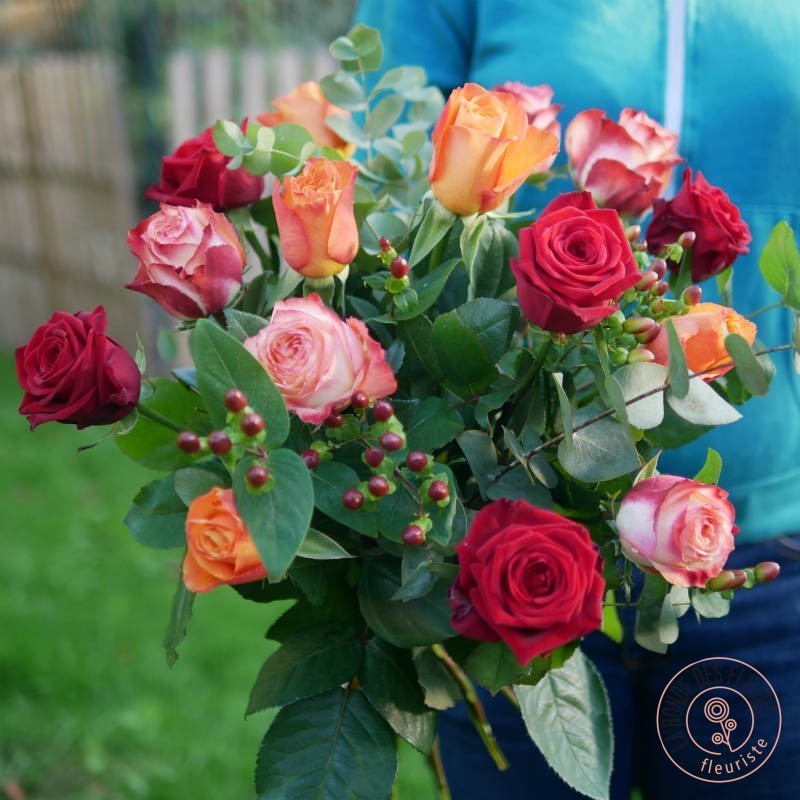 bouquet flamboyant de roses colorées livraison rennes