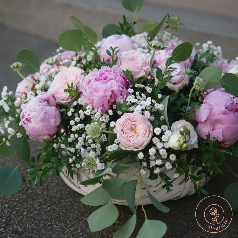 panier romantique de pivoines et roses livraison fleurs rennes