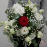 irresistible bouquet avec une rose rouge et lisianthus blancs