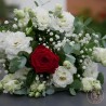 irresistible bouquet avec une rose rouge et lisianthus blancs