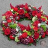 couronne de fleurs rouges pour cérémonie deuil, livraison à Rennes