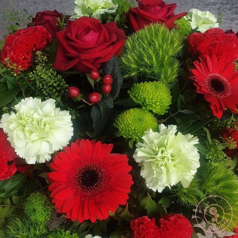 coussin rond de fleurs rouges pour livraison cérémonie deuil rennes